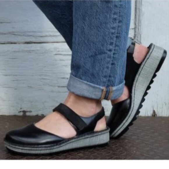 Naot Lantana Black Leather Comfort Sandals Velcro Straps Sz 9  9.5 (EU 40) - Picture 1 of 6